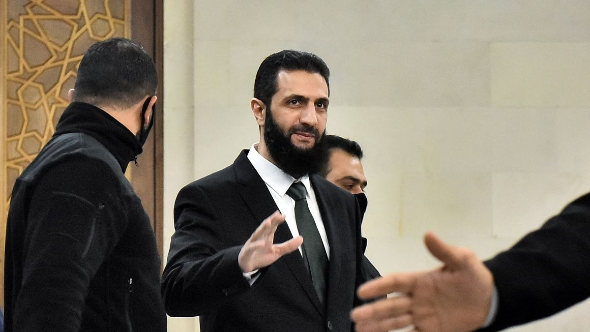 الشرع: سوريا طوت صفحة الماضي ولن تكون ساحة لتقاسم النفوذأكّد الرئيس السوري أحمد الشرع أن بلاده تجاوزت "مرحلة مأساوية" في تاريخها الحديث كانت تحت حكم "النظام الساقط"، مشيرًا إلى أن روح الانتماء عادت إلى الشعب السوري، وأن نافذة الأمل قد فُتحت من جديد، رغم استمرار آثار الماضي المؤلم.اقرأ المقال كاملا