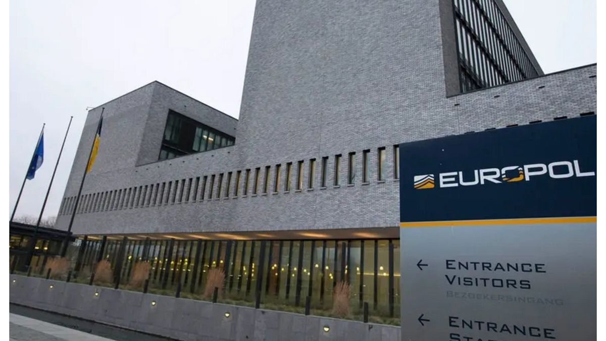 وكالة يوروبول تحذّر: قتلة مأجورون من الأطفال ينتشرون في أوروباوكالة الشرطة الأوروبية "اليوروبول" تُطلق عملية كبرى لوقف تجنيد المراهقين كقتلة مأجورين، وهي الظاهرة التي بدأت تنتشر في القارة العجوز.اقرأ المقال كاملا