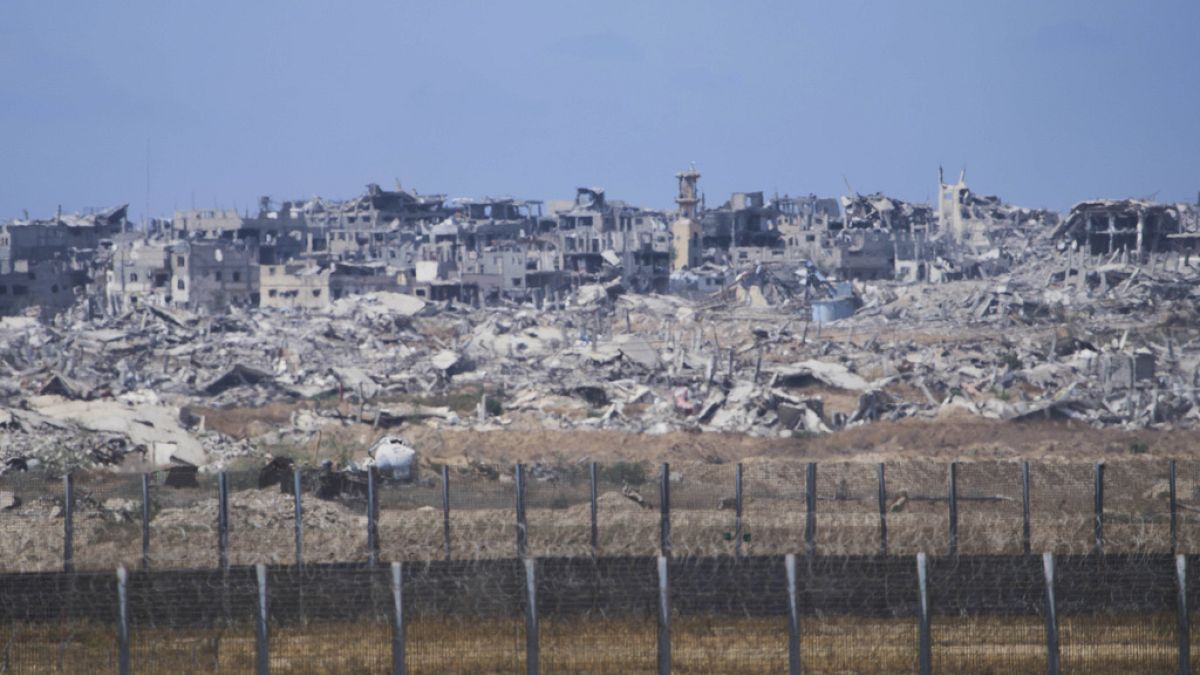 شاهد: بأيديهم العارية.. فلسطينيون يبحثون عن ناجين وذكريات تحت أنقاض منازلهمنشرت وكالة الأنباء الفلسطينية "وفا" يوم الأحد مشاهد مؤلمة تظهر فلسطينيين يبحثون بين أنقاض منازلهم التي دمرتها الغارات الإسرائيلية في مخيم النصيرات وسط قطاع غزة.اقرأ المقال كاملا