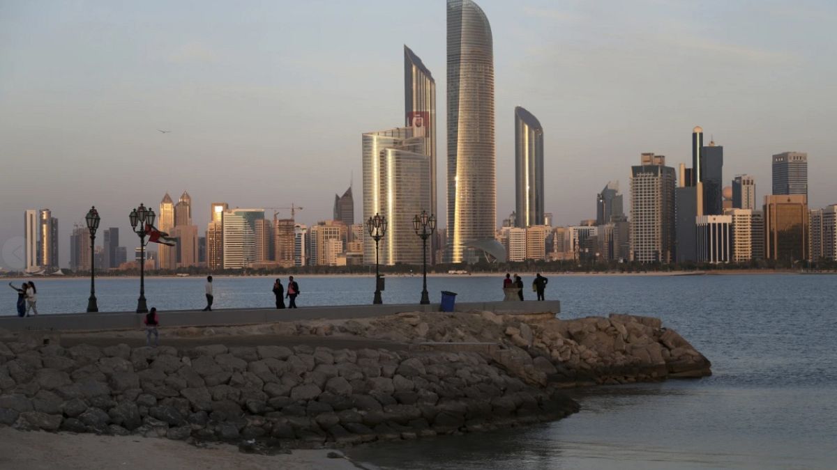 51.6 درجة مئوية في أبو ظبي.. الإمارات تشهد موجة حرّ قياسية في شهر مايووفقًا لبيانات منظمة العمل الدولية لعام 2024، فإن 83.6% من العمال في الدول العربية يتعرضون لمستويات عالية من الإجهاد الحراري في أماكن عملهم.اقرأ المقال كاملا