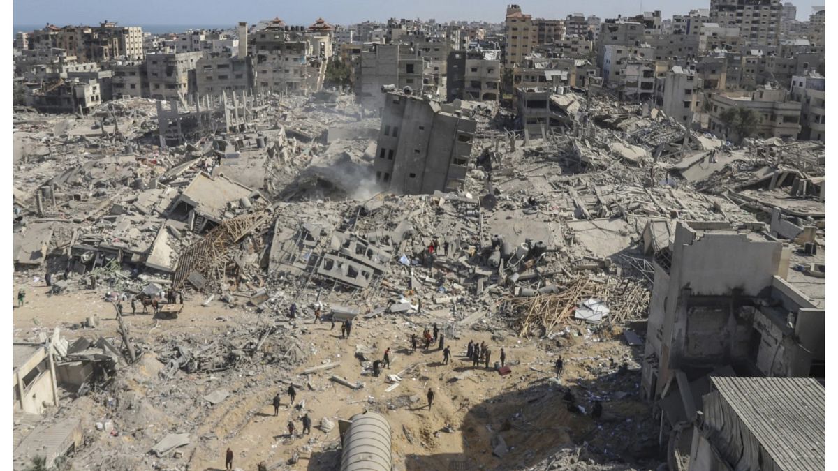 مستشفى الشفاء في غزة مكتظ بالمرضى بعد توقف باقي المستشفيات شمال القطاعيعاني مستشفى الشفاء الطبي في غزة من اكتظاظ غير مسبوق بالمرضى والمصابين، عقب توقف المستشفيات في شمال القطاع عن العمل بشكل كامل، ما تسبب في تحويل معظم الحالات الحرجة إليه، وسط نقص حاد في التجهيزات والكوادر والمستلزمات الطبية، بحسب ما أفادت به منظمة الصحة العالمية.اقرأ المقال كاملا