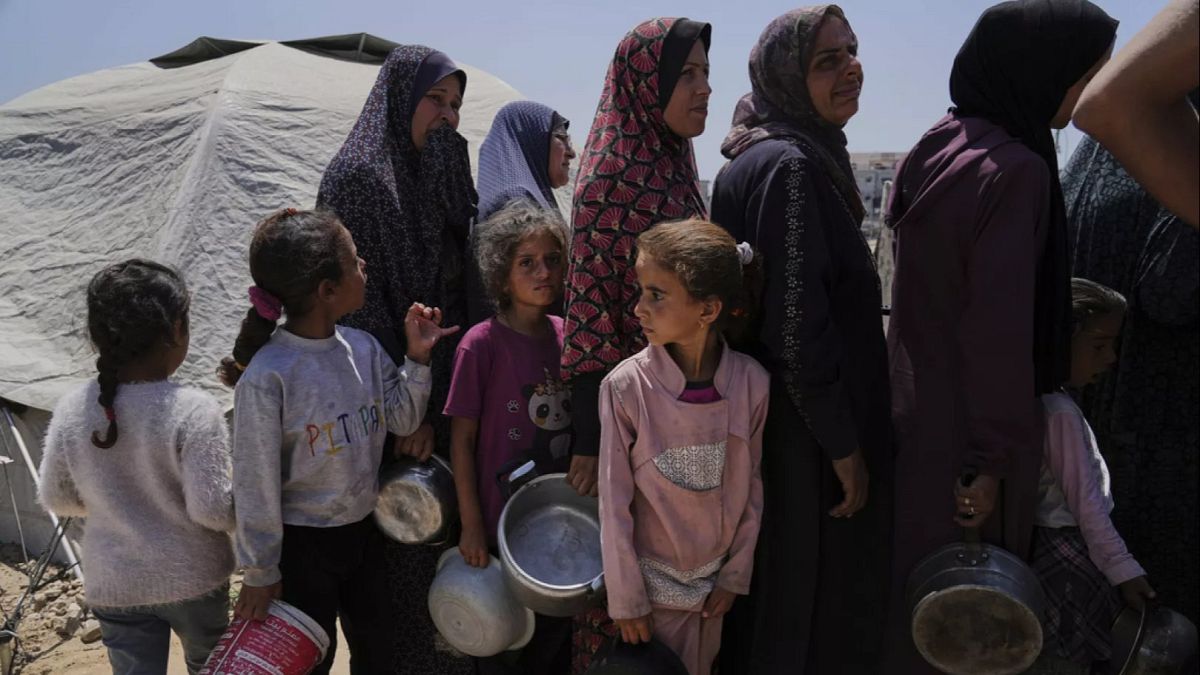 الجوع يفتك بقطاع غزة وسط تدهور مريع في الأوضاع الإنسانية أظهر تسجيل مصور نشرته وكالة الأنباء الفلسطينية "وفا" يوم الأربعاء مشاهد مروعة من مدينة غزة، حيث احتشد السكان الجوعى أمام مطبخ خيري في محاولة للحصول على وجبة تسد رمقهم. المشهد، الذي يتكرر يوميًا في أنحاء القطاع، يعكس حجم الكارثة الإنسانية المتفاقمة.اقرأ المقال كاملا