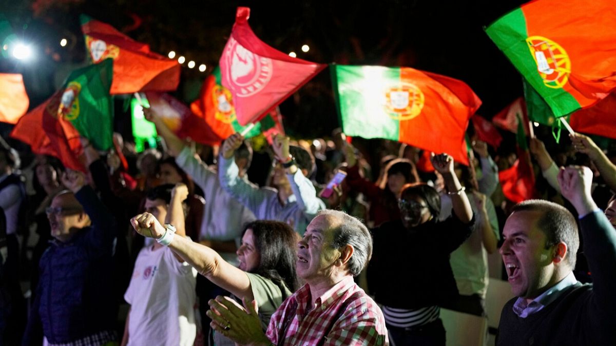البرتغال تستعد لخوض ثالث انتخابات تشريعية خلال ثلاث سنواتتتجه البرتغال إلى انتخابات تشريعية جديدة للمرة الثالثة في ثلاث سنوات، وسط أزمة سياسية خانقة وصعود لافت لحزب اليمين المتطرف "تشيغا"، ما يعكس تغيرًا جذريًّا في الخارطة الحزبية وقلقًا متزايدًا بشأن مستقبل الاستقرار السياسي في البلاد.اقرأ المقال كاملا