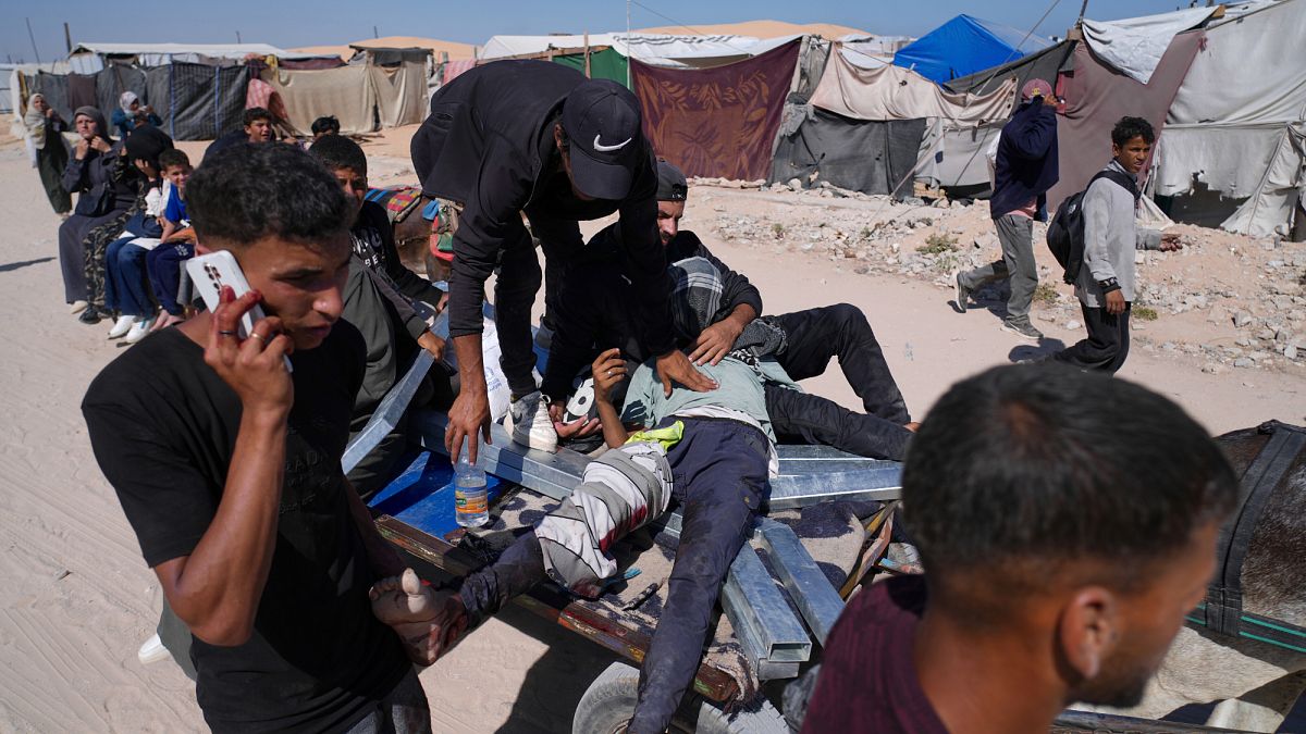تصعيد دامٍ في غزة: عشرات القتلى والجرحى وأوامر إخلاء جديدةقُتل 18 فلسطينياً وأصيب آخرون في قصف ورصاص إسرائيلي اليوم على مناطق متفرقة في قطاع غزة، تزامناً مع أوامر إخلاء جديدة أصدرها الجيش تمهيداً لتوسيع عملياته.اقرأ المقال كاملا