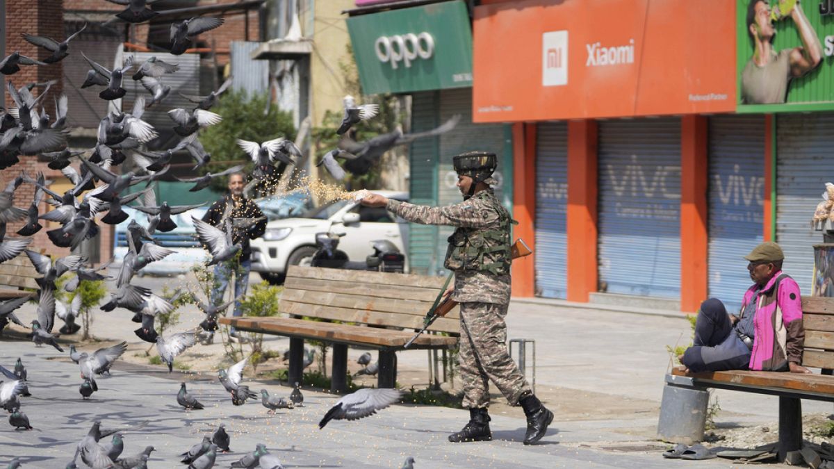 اتصال هاتفي بين الجيشين الهندي والباكستاني أجرى قائدا الجيشين الهندي والباكستاني محادثات هاتفية لتعزيز وقف إطلاق النار، بعد تأجيل اجتماع عسكري بين الجانبين وفقاً للإعلام الهندي. بينما تلتزم باكستان الصمت، تشدد الهند على رفض الوساطة الدولية في النزاع المستمر حول كشمير.اقرأ المقال كاملا
