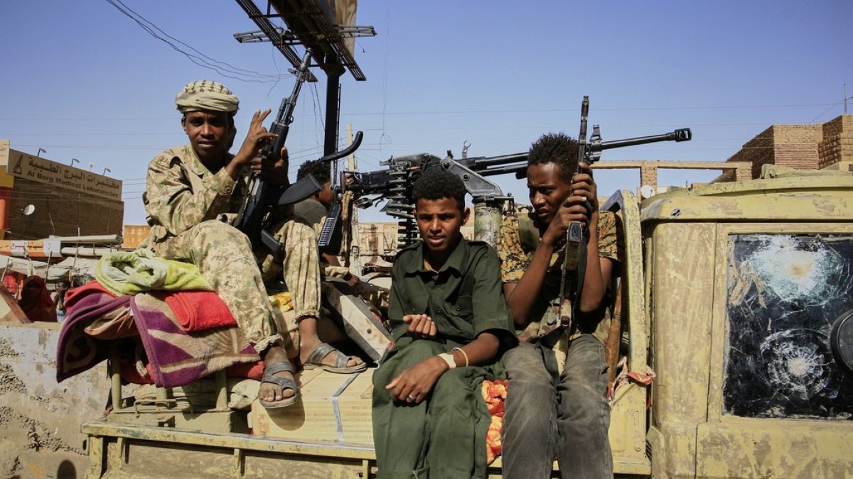 هل تُمهّد استعادة الخرطوم الطريق لنهاية الحرب في السودان؟في تطوّر عسكري لافت، أعلن الجيش السوداني يوم الثلاثاء استكمال ما وصفه بـ"تطهير كامل لولاية الخرطوم" من قوات الدعم السريع، بعد أسابيع من معارك ضارية شهدتها العاصمة ومحيطها.اقرأ المقال كاملا