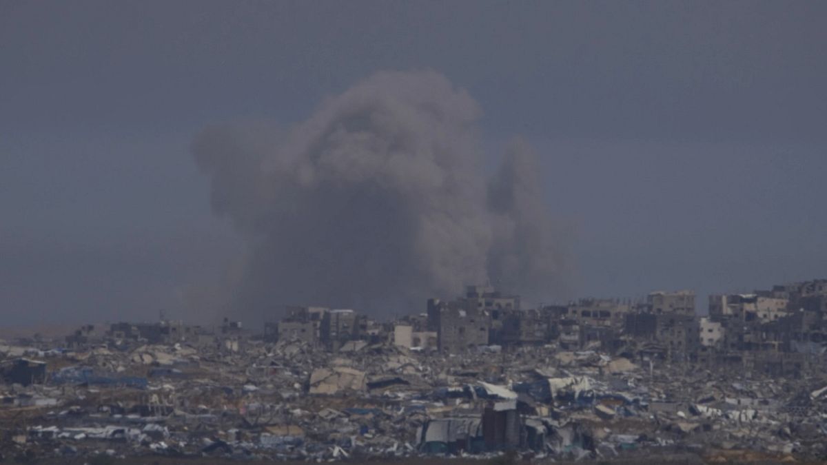 ساعات حاسمة لمباحثات وقف إطلاق النار.. اتصال جديد بين روبيو ونتانياهو بشأن الأوضاع في غزةمن المتوقع، وفق المسؤولين، أن تُحسم المفاوضات بقرار نهائي مساء الأحد، في ظل ما وصفوه بأنه "فرصة حقيقية" ما زالت قائمة للتوصل إلى تسوية.اقرأ المقال كاملا