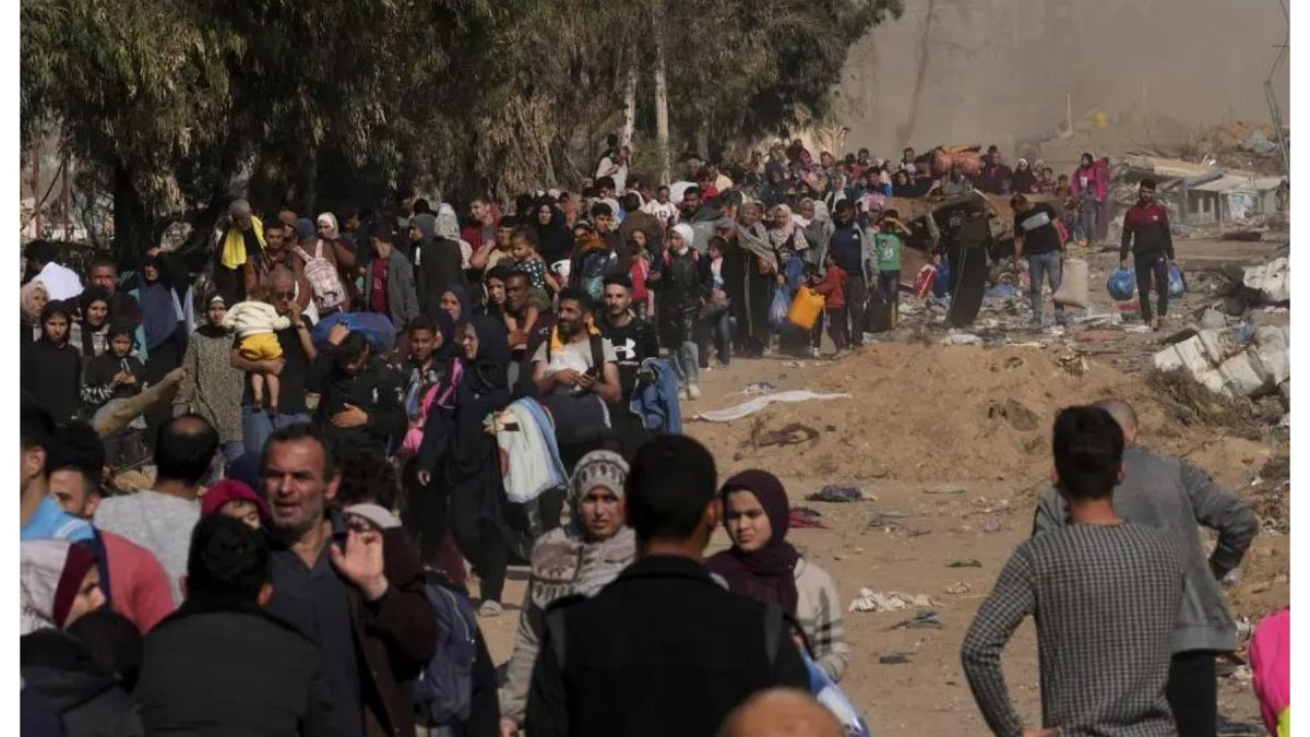 إسرائيل تسعى لإعادة احتلال قطاع غزة: أية خيارات أمام الفلسطينيين؟في مواجهة خطة إسرائيلية لتوسيع الحرب واحتلال غزة مجدداً، لا يملك الفلسطينيون سوى خيارات محدودة: الصمود في ظروف قاتلة، والنزوح داخل قطاع منهار، أو مواجهة التهجير القسري المحتمل. ومع انسداد الأفق، تتحول النجاة في المكان إلى خيار المواجهة الأخير.اقرأ المقال كاملا