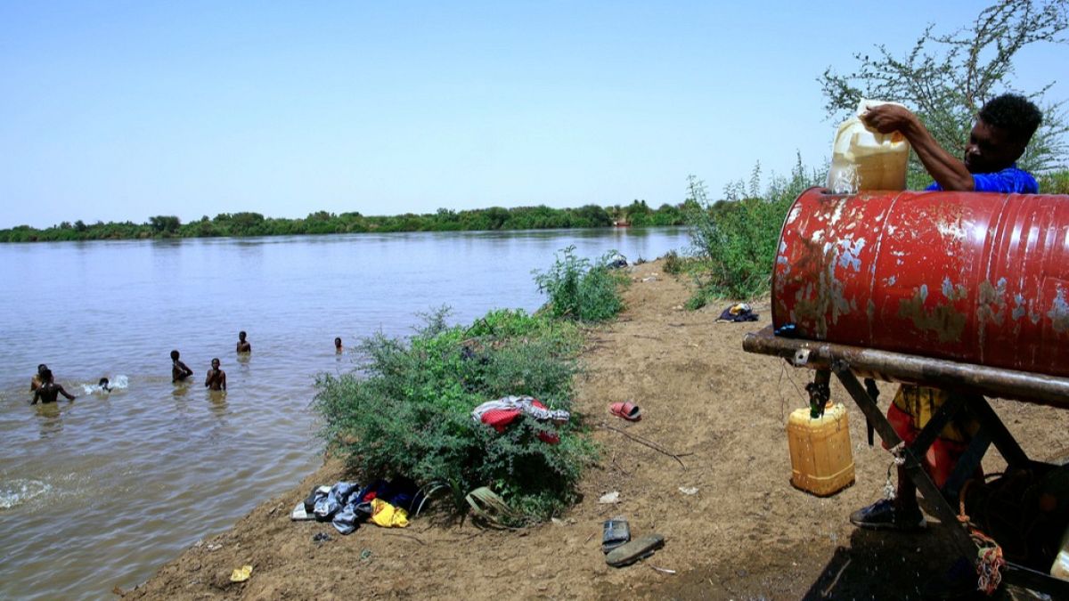 الكوليرا تعصف بالسودان: 172 حالة وفاة خلال أسبوع وسط انهيار صحيعادت الكوليرا لتعصف بالسودان بوتيرة مقلقة، إذ أعلنت وزارة الصحة السودانية تسجيل 2,700 إصابة و172 حالة وفاة خلال أسبوع واحد فقط، في وقت تواجه فيه البلاد شللًا شبه كاملًا في المرافق الصحية والخدمات الأساسية.اقرأ المقال كاملا