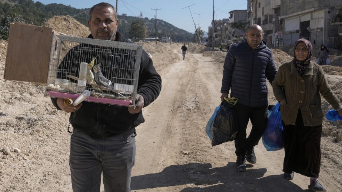 الفلسطينيون يهجرون منازلهم قسرًا بعد هدم مبانٍ في مخيم نور شمس قرب طولكرم بالضفة المحتلةتستمر جرافات إسرائيلية بهدم عدد من المباني السكنية في مخيم نور شمس شرق مدينة طولكرم شمال الضفة الغربية.اقرأ المقال كاملا