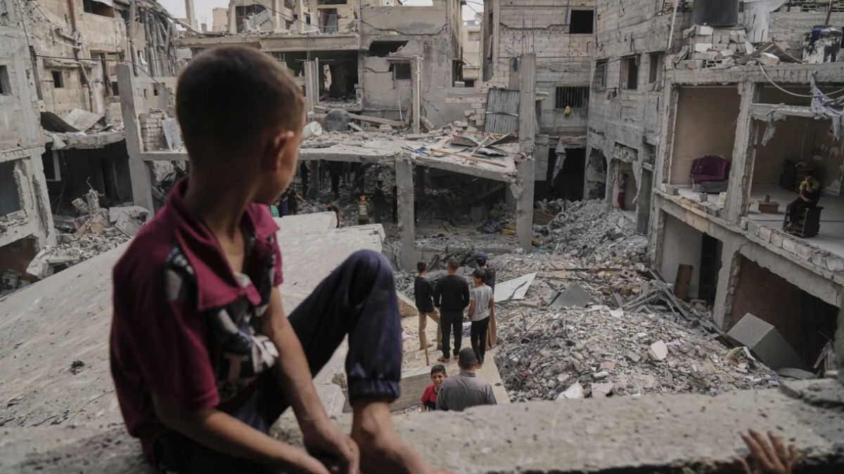 الموت يحاصر الفلسطينيين في غزة.. الغارات تستهدف مخيمات ومبانٍ في القطاعكانت هيئة البث الإسرائيلية قد أشارت، في وقت سابق من هذا الشهر، إلى أن العملية تهدف إلى فرض سيطرة ميدانية أوسع في القطاع، في إطار الأهداف المعلنة للعملية العسكرية.اقرأ المقال كاملا