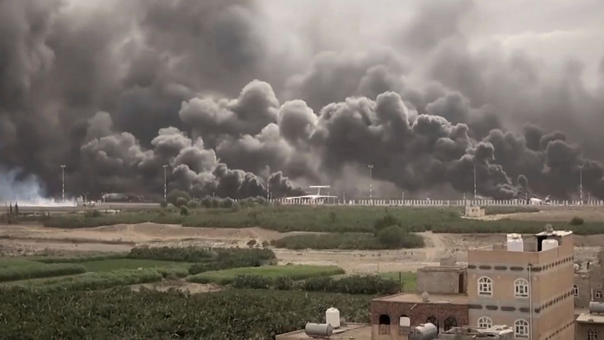 عاجل.
    بعد إنذار إسرائيلي.. وسائل إعلام تتحدث عن قصف يستهدف ميناء الحديدة في اليمنبعد إنذار إسرائيلي.. وسائل إعلام تتحدث عن قصف يستهدف ميناء الحديدة في اليمناقرأ المقال كاملا