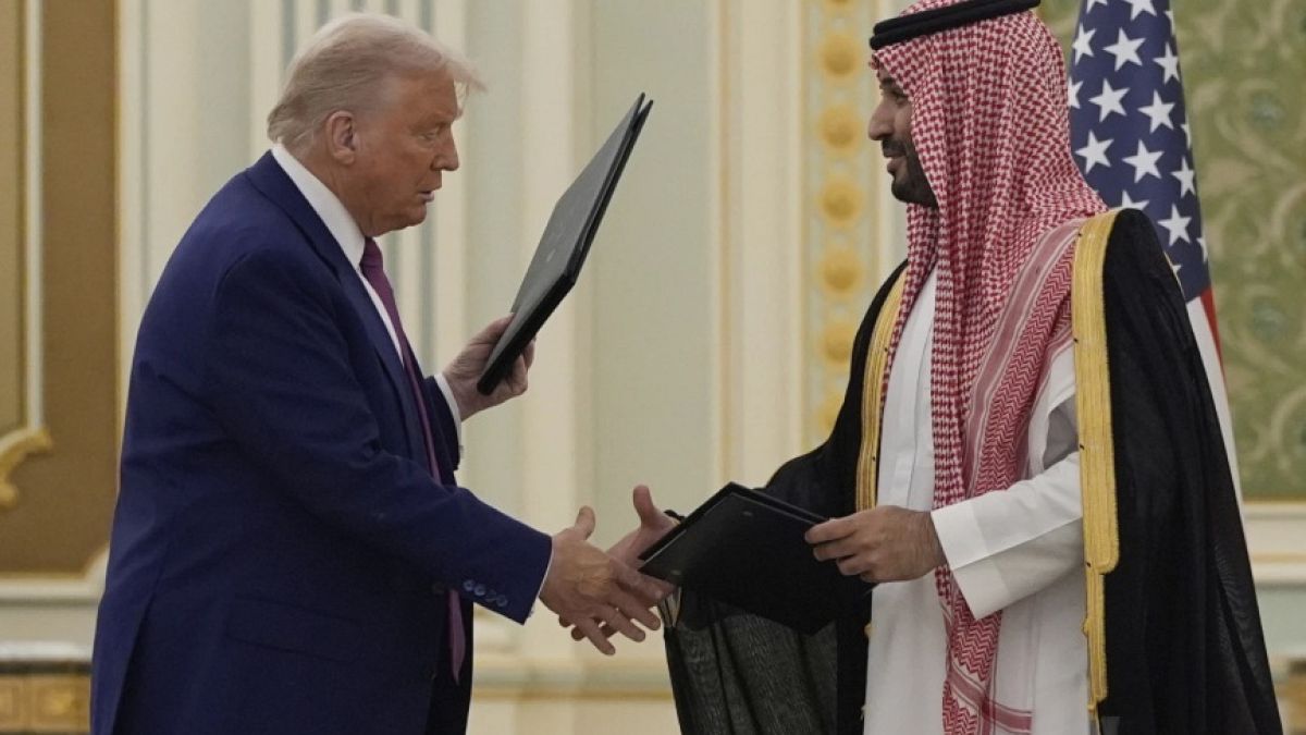 ترامب يضمن التزاما تاريخيا للسعودية لاستثمار 600 مليار دولار في أمريكا واتفاق دفاعي بقيمة 142 مليار شملت الاتفاقيات أيضًا مجالات حيوية كأمن الطاقة والتعاون القضائي والتحديث العسكري السعودي، إضافة إلى اتفاقيات تعاون بين وزارة العدل الأميركية والسلطة القضائية السعودية.اقرأ المقال كاملا