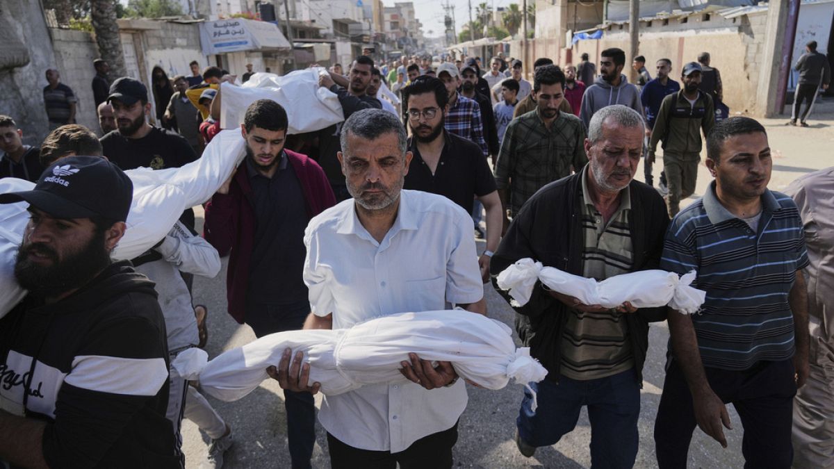 غزة: أكثر من 50 قتيلا ومفقودا في غارة على جباليا والنيران تشتعل في مستشفى العودةوصلت حصيلة ضحايا القصف منذ فجر اليوم الجمعة إلى 16 قتيلا فلسطينيا، وأصيب آخرون في أكثر من خمس غارات جوية متفرقة، وفقًا لوكالة الأنباء الفلسطينية "وفا".اقرأ المقال كاملا