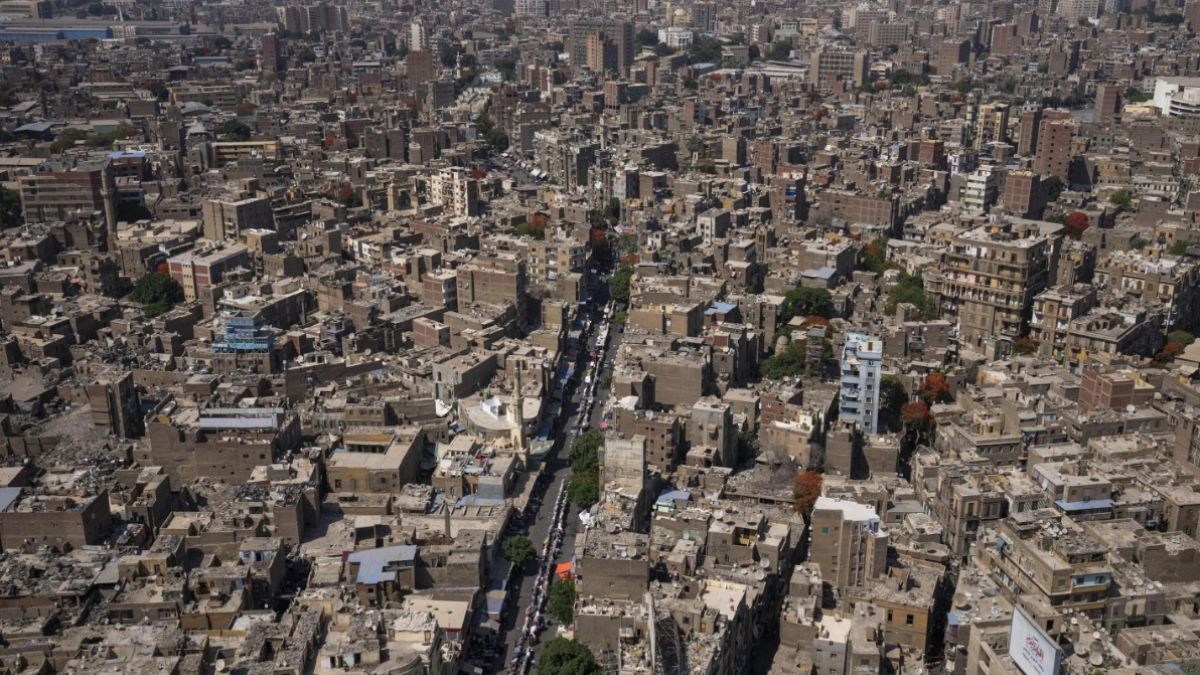 جثة طبيب متحللة تكشف تفاصيل صادمة في مصر: زوجته قتلته وغطته بالملح لشهر كاملتم نقل الجثمان إلى مشرحة لتشريحه ومعرفة أسباب الوفاة، فيما تواصل النيابة العامة تحقيقاتها لكشف ملابسات القضية بالكامل.اقرأ المقال كاملا