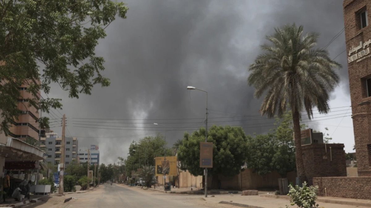 العنف الجنسي في السودان.. خطر دائم على المواطنين في ظل الحربحذّرت منظمة أطباء بلا حدود، يوم الأربعاء، من أن العنف الجنسي يُشكّل "خطراً شبه دائم" على النساء والفتيات في إقليم دارفور، غرب السودان، مطالبة باتخاذ إجراءات عاجلة للتصدي لهذا الوضع.اقرأ المقال كاملا