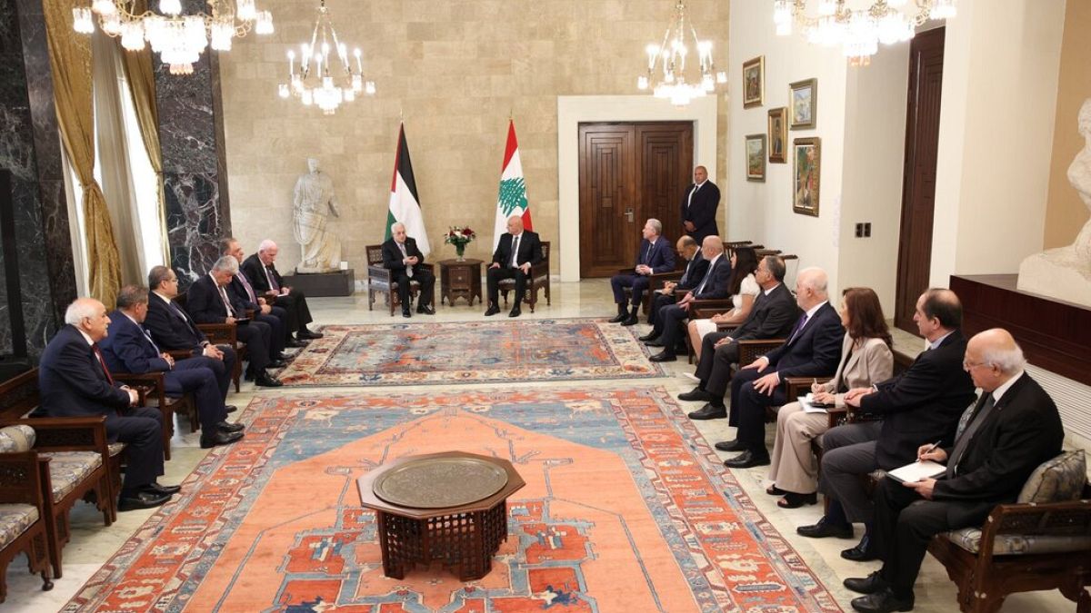 عون يلتقي عباس وسلاح المخيمات على بساط البحث: لن يكون لبنان منطلقًا لأي عمل عسكرييُقدر عدد اللاجئين الفلسطينيين في لبنان بنحو 250 ألفًا، يعيشون في ظروف معيشية صعبة داخل مخيمات مكتظةاقرأ المقال كاملا