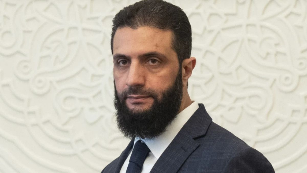 أول زيارة غربية للرئيس السوري الانتقالي.. ماكرون يستقبل الشرع في الإليزيهعشرات المتظاهرين من الأقليات السورية تجمّعوا في ساحة الجمهورية رافعين العلم السوري، مرددين شعارات مثل: "جولاني، إرحل! من فرنسا، ومن سوريا".اقرأ المقال كاملا
