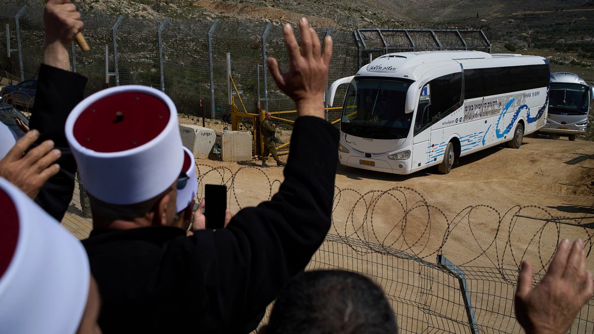 الجيش الإسرائيلي يعلن عن تشغيل منشأة طبية جنوبي سوريا و500 مدني تلقوا العلاج فعلاأعلن الجيش الإسرائيلي تشغيل منشأة طبية ميدانية متنقلة في قرية حضر جنوب سوريا، لتقديم العلاج وتصنيف المصابين، مشيرًا إلى أنها استقبلت أكثر من 500 مدني.اقرأ المقال كاملا