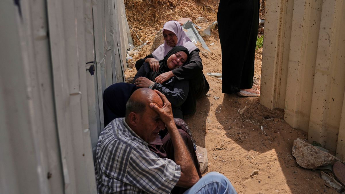 قصف إسرائيلي  يستهدف مسجدا وعيادة طبية في جباليا ويقتل 13 فلسطينيا على الأقلضربة إسرائيلية في جباليا شمال غزة تقتل 13 شخصًا، وفقًا للدفاع المدني في غزة، حيث استهدفت موقعًا يضم مسجدًا وعيادة صحية.اقرأ المقال كاملا