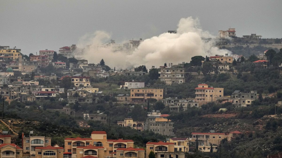 إسرائيل تشن غارات عنيفة على جنوب لبنان… قتيلان وجرحى في تصعيد خطيرشنت إسرائيل غارات جوية على جنوب لبنان، استهدفت عدة مناطق، في وقت حذر فيه الجنرال أرولدو لاثارو، رئيس "اليونيفيل"، من تصاعد التوتر، ودعا إلى ضبط النفس وإيجاد حل سياسي لتفادي التصعيد.اقرأ المقال كاملا