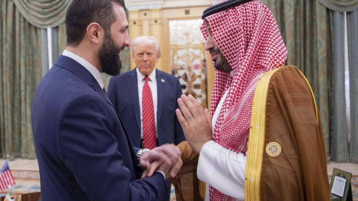 سفير إسرائيل في واشنطن يتوقع انضمام سوريا ولبنان لاتفاقيات أبراهام قبل السعوديةيُقدّر السفير الإسرائيلي لدى الولايات المتحدة أن سوريا ولبنان قد ينضمان إلى اتفاقيات أبراهام قبل السعودية، في ظل تحوّلات إقليمية وضغوط على الجماعات المسلحة. وفيما يتعلق بقطر، أعرب لايتر عن قلقه البالغ منها، معتبراً أنها ليست حليفاً حقيقياً للغرب.اقرأ المقال كاملا