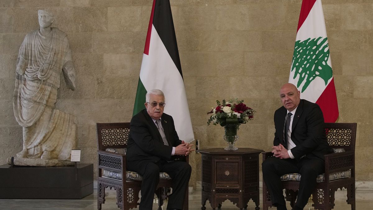 عون يعلن عن بدء معالجة السلاح الفلسطيني في 3 مخيمات ببيروتأعلن الرئيس اللبناني جوزاف عون، الاثنين، عن تشكيل لجنة مشتركة لبنانية-فلسطينية تتولى مهمة معالجة قضية السلاح داخل المخيمات الفلسطينية في لبنان، في خطوة تهدف إلى تعزيز سلطة الدولة اللبنانية وبسط سيادتها على كامل أراضيها.اقرأ المقال كاملا