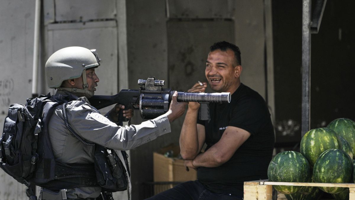 إحراق سيارات وتدمير منازل وتهجير: اعتداءات على الفلسطنيين في بروقين بالضفة الغربيةتعيش بلدة بروقين، الواقعة في شمال الضفة الغربية المحتلة، تحت حصار مشدد فرضه الجيش الإسرائيلي، تزامنًا مع تصعيد هجمات المستوطنين الذين هاجموا ظهر الخميس، سكان البلدة، وأضرموا النار في سياراتهم، إضافة لإلحاق أضرار بالمنازل، وفق ما أفاد به سكان محليون.اقرأ المقال كاملا