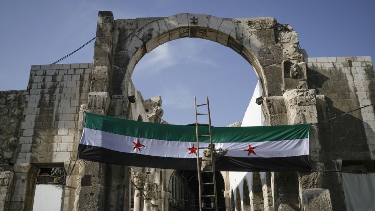 مطاعم دمشق القديمة في قبضة الأمن العام: لا غناء ولا حرية ولا أمان!تواجه مطاعم دمشق القديمة حملة مداهمات مكثفة من عناصر الأمن العام ووزارة الدفاع، مع حظر للغناء والمشروبات الكحولية، ما أدى إلى حالة من الذعر بين الزبائن وانخفاض كبير لنسبة الإقبال، في ظل اتهامات بوجود مؤامرة ممنهجة لتصفية أصحاب المطاعم الأصليين وبيعها لمتنفذين.اقرأ المقال كاملا
