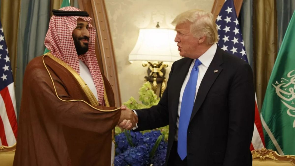 فارسي أم عربي؟ ترامب والخليج.. عندما يتحوّل الاسم إلى سلاح سياسيسيكون لهذا القرار وقع كبير في عواصم الخليج العربي، حيث ستُقرأ الخطوة بوصفها مكافأة سياسية من الحليف الأميركي، ورسالة ضمنية إلى الآخرين، من الصين إلى روسيا، بأن ترامب مستعد للذهاب بعيدًا في معركة تثبيت النفوذ.اقرأ المقال كاملا
