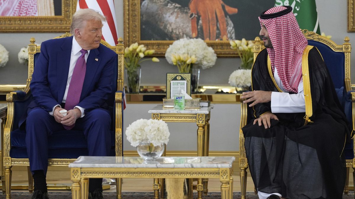 وصول الرئيس الأمريكي دونالد ترامب إلى مطار الملك خالد في الرياض في مستهل جولة إقليمية  وصل الرئيس دونالد ترامب، صباح اليوم الثلاثاء إلى الرياض، في مستهل جولة إقليمية تستمر 4 أيام في الشرق الأوسط، وتشمل زيارة قطر والإمارات العربية المتحدة.اقرأ المقال كاملا