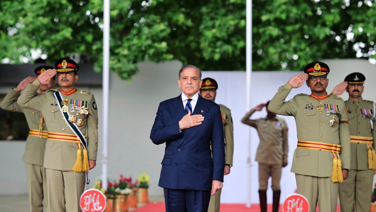 شهباز شريف يحذّر نظيره الهندي: يا سيد مودي إذا سلكت هذا الطريق مجددا ستعاقبأكد رئيس الوزراء الباكستاني شهباز شريف التزامه بالسلام خلال تجمع للجيش يوم الأربعاء، لكنه وجه في الوقت ذاته تحذيرا شديد اللهجة إلى نظيره الهندي ناريندرا مودي، مشددا على أن باكستان مستعدة لأي هجوم مستقبلي.اقرأ المقال كاملا