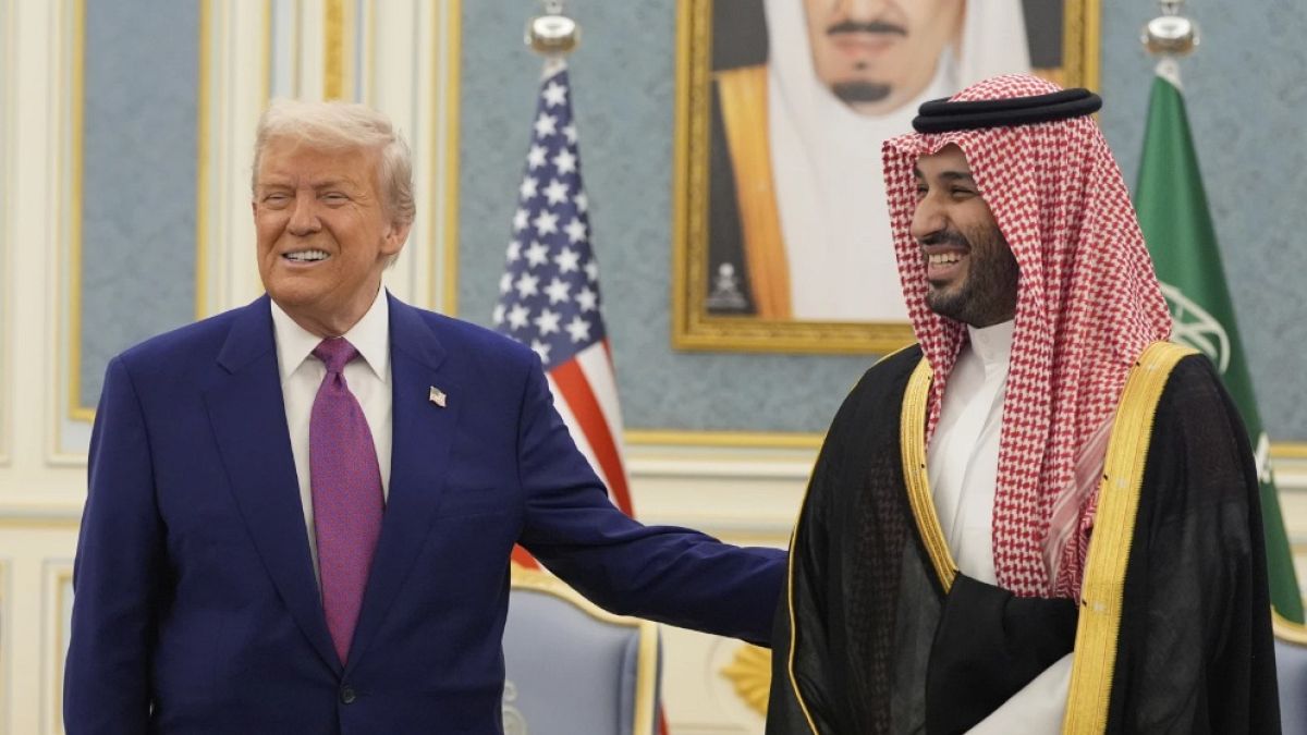ترامب يدعو إيران إلى "مسار جديد وأفضل" وطهران ترد: لا نفاوض لإضاعة الوقتتأتي هذه التصريحات المتبادلة في وقت تتسارع فيه الجهود الدولية لإنقاذ ما تبقى من الاتفاق النووي الموقع عام 2015، والذي انسحب منه ترامب عام 2018، ما أدى إلى تصاعد التوترات بين واشنطن وطهران.اقرأ المقال كاملا