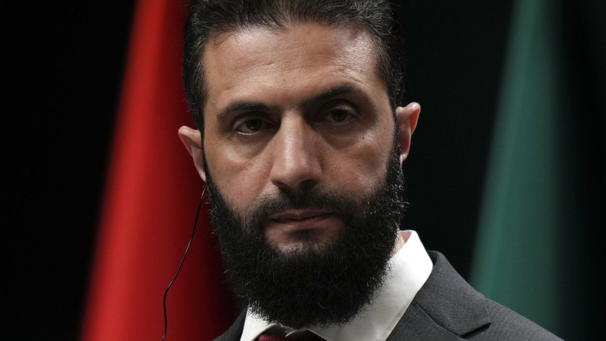 أحمد الشرع يستعرض مهاراته في كرة السلة عشية زيارته إلى فرنساظهر الرئيس السوري المؤقت أحمد الشرع في مقطع فيديو وهو يمارس كرة السلة برفقة وزير خارجيته أسعد الشيباني، في مشهد غير تقليدي تزامن مع تحركات سياسية داخلية وخارجية، بينما تستمر التوترات الأمنية والطائفية في البلاد.اقرأ المقال كاملا