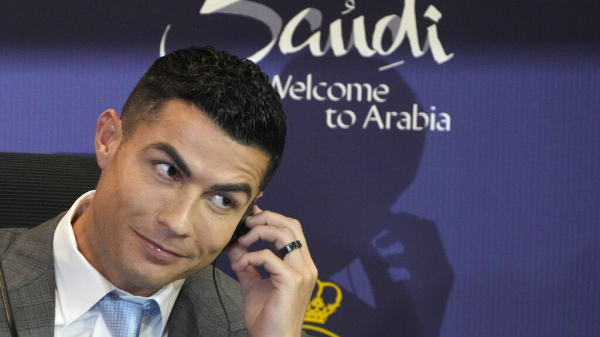 رسالة غامضة من كريستيانو رونالدو: هل يعلن النجم البرتغالي نهاية مشواره مع "النصر"؟أعلن اللاعب البرتغالي أنه طوى صفحة جديدة في مسيرته الكروية، من دون أن يكشف عن أي تفاصيل إضافية. ولم يتم حتى الآن تجديد عقده مع النادي السعودي، بحسب ما أفادت به الصحافة المتخصصة.اقرأ المقال كاملا
