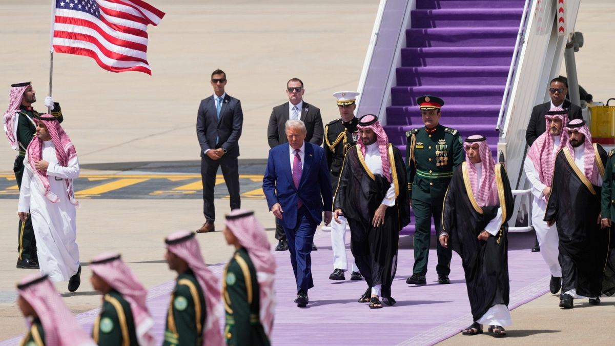 استقبال جوي رسمي: طائرات إف-15 سعودية ترافق طائرة الرئيس الأمريكي قبل هبوطها في الرياضرافقت مقاتلات سعودية من طراز "إف-15"، صباح الثلاثاء، طائرة الرئيس الأمريكي دونالد ترامب قبيل هبوطها في مطار الملك خالد الدولي بالرياض، في مشهد لافت وثقته مقاطع مصورة انتشرت على وسائل التواصل الاجتماعي.اقرأ المقال كاملا