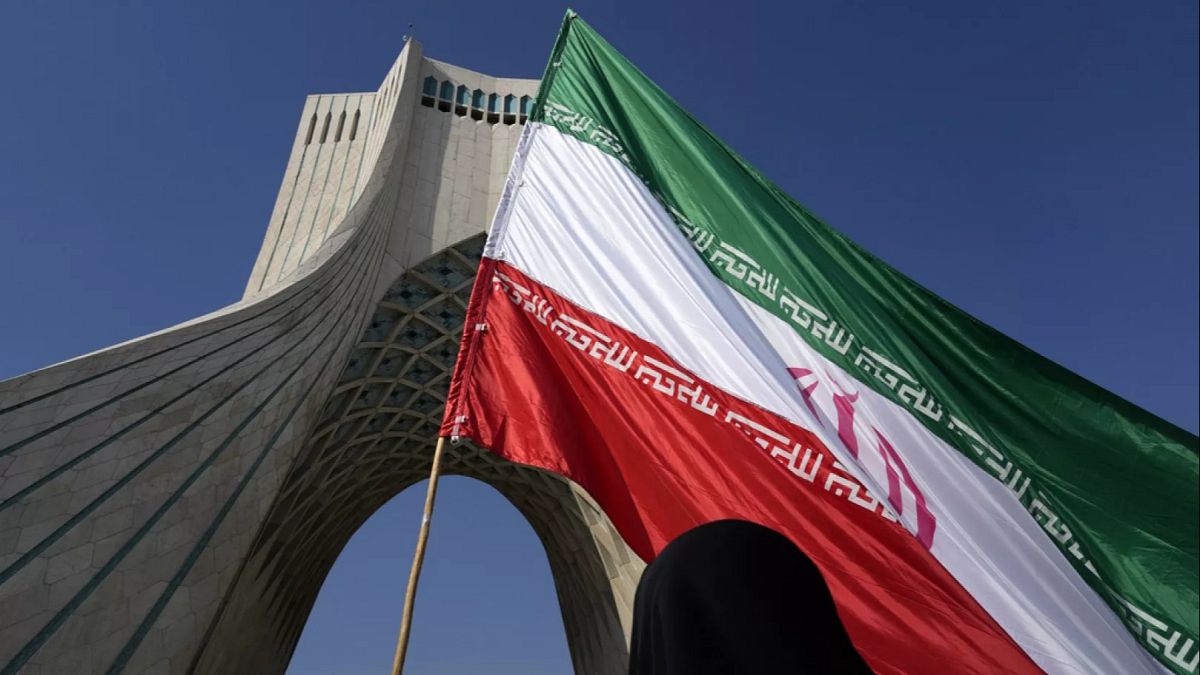 الحكومة الإيرانية: يمكن لواشنطن الاستفادة من قدراتنا الاقتصادية إذا جرى التوصل إلى اتفاقأعلنت الحكومة الإيرانية، اليوم الاثنين، أنها لا تمانع دخول الاستثمارات الأمريكية إلى أراضيها في حال توصلت المفاوضات مع واشنطن إلى اتفاق نهائي، وتمّ بموجبه رفع العقوبات المفروضة على طهران.اقرأ المقال كاملا