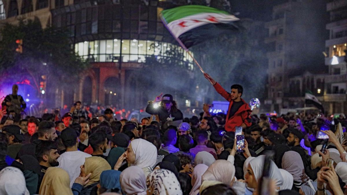 فرحة وألعاب نارية وهتافات.. احتفالات تعم سوريا بعد قرار واشنطن رفع العقوبات عن دمشق عمّت مشاهد الفرح شوارع العاصمة دمشق مساء الثلاثاء، مع تدفّق حشود كبيرة من السوريين إلى ساحة الأمويين احتفالًا بقرار الرئيس الأمريكي دونالد ترامب رفع العقوبات عن بلادهم، والتحرك نحو تطبيع العلاقات مع حكومة أحمد الشرع.اقرأ المقال كاملا