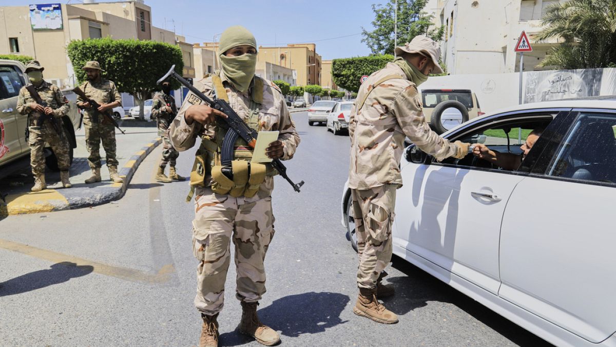 مسلسل الانفلات الأمني في ليبيا: إيقاف الملاحة الجوية في مطار طرابلس حتى إشعار آخرأفادت إدارة مطار معيتيقة الدولي في طرابلس بتعليق الملاحة الجوية حتى إشعار آخر، في ظل التصعيد المستمر الذي تشهده العاصمة بين فصائل متنافسة.اقرأ المقال كاملا