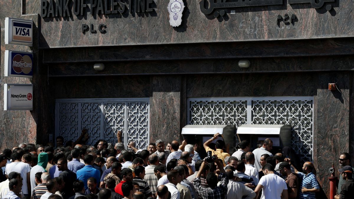 لا سيولة في غزة: أزمة نقدية خانقة تدفع اقتصاد القطاع إلى الهاوية تفاقمت الأزمة بعد رفض إسرائيل إدخال الأموال النقدية إلى القطاع، رغم الضغوط الفلسطينية والدولية. كما أدى القصف إلى تدمير أو إتلاف معظم فروع البنوك، بل وتعرض بعضها للسرقة، مما أوقف عمليات السحب والإيداع.اقرأ المقال كاملا
