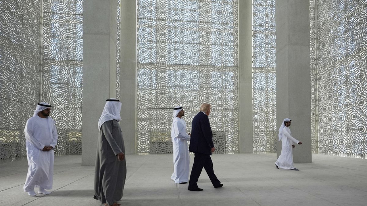 ترامب يزور البيت الإبراهيمي في أبوظبي ويشيد بوحدة الأديان  ترامب يزور "البيت الإبراهيمي" في أبوظبي، مؤكدًا على رسالة الوحدة والتعايش بين الأديان، ومشيدًا بدور الإمارات الرائد في تعزيز السلام الإقليمي بعد توقيع اتفاقيات أبراهام.اقرأ المقال كاملا