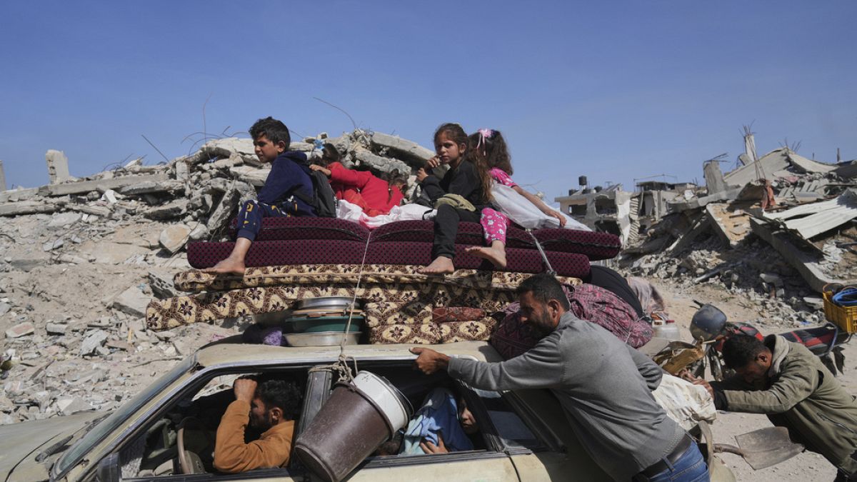 بعد قصف غير مسبوق على القطاع.. مئات الفلسطينيين يفرّون من جحيم الغارات ولكن إلى أين؟أجبرت الغارات الإسرائيلية العائلات الفلسطينية على النزوح مجددًا، بعد هجمات عنيفة أسفرت عن مقتل العشرات. يأتي هذا القصف في ختام جولة ترامب بالشرق الأوسط، والتي لم تقدم أي حلول لإنهاء الصراع المستمر في قطاع غزة.اقرأ المقال كاملا
