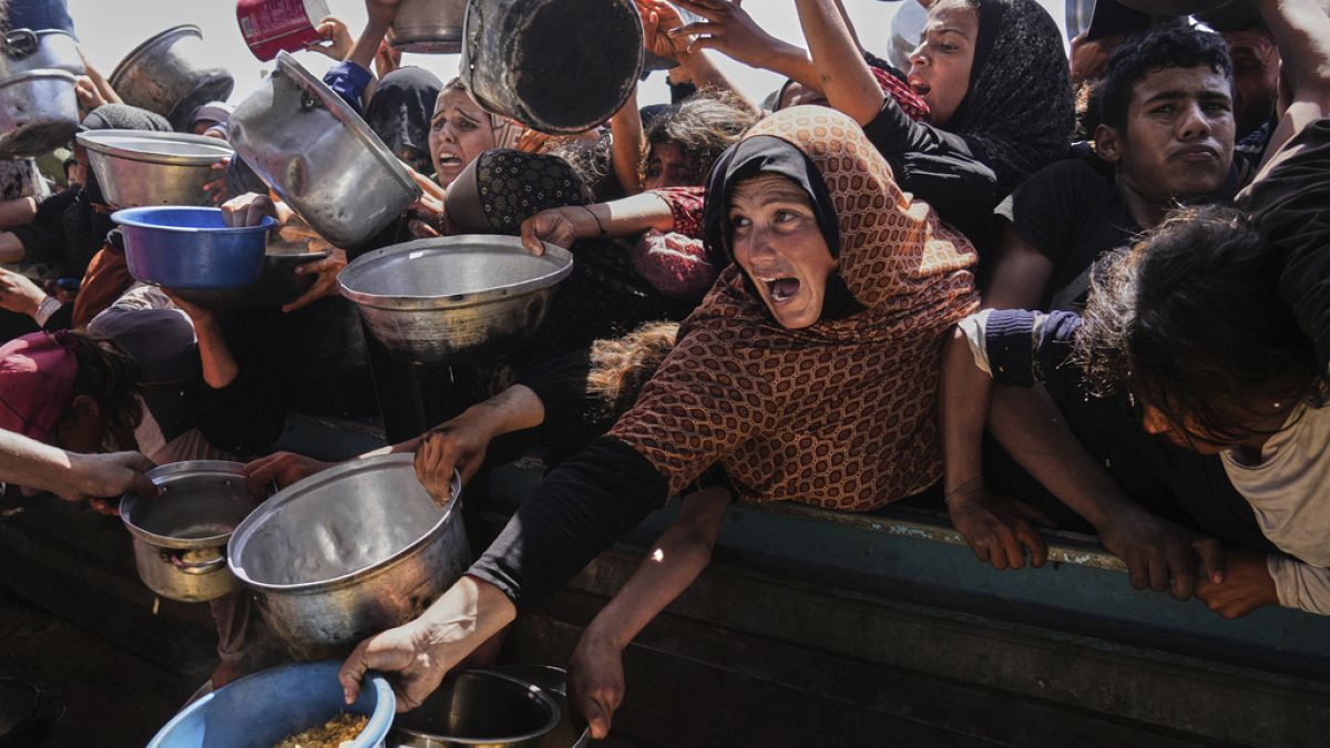 يتامى غزة في وقفة احتجاجية ضد سياسة التجويع: دعوات لرفع الحصار وإدخال المساعداتنظم أطفال أيتام احتجاجًا في مخيم خان يونس ضد الحصار الإسرائيلي على قطاع غزة، حيث طالبوا برفعه لتحسين الوضع الإنساني.اقرأ المقال كاملا