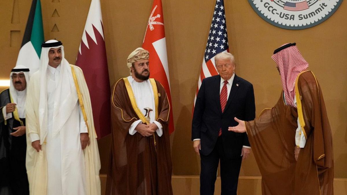 أكسيوس: رسالة خليجية ثلاثية تدعو ترامب إلى التهدئة الدبلوماسية مع إيراننقل موقع أكسيوس الأميركي، الخميس، عن مصادر مطّلعة، أن قادة كل من السعودية وقطر والإمارات طالبوا الرئيس الأميركي دونالد ترامب خلال زيارته الأخيرة للخليج، بعدم اللجوء إلى الخيار العسكري ضد إيران، مشددين على أهمية مواصلة الجهود الدبلوماسية للتوصل إلى اتفاق نووي شامل.اقرأ المقال كاملا