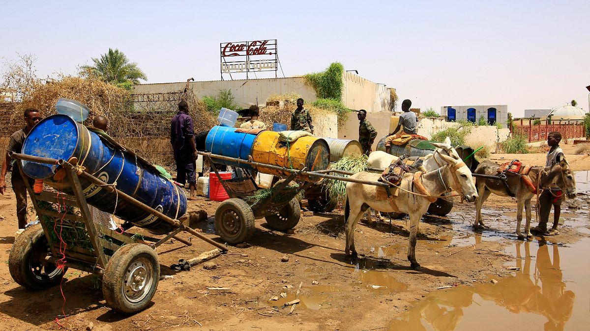 إشتباكات متصاعدة وكوليرا منتشرة..  الأزمات تخنق السودانيين يشهد السودان إنهيارًا متسارعًا في الأوضاع الإنسانية، مع تفاقم الأزمات الصحية والمعيشية والأمنية نتيجة استمرار الصراع المسلح، حيث يعاني الملايين من الجوع وانتشار الأوبئة.اقرأ المقال كاملا