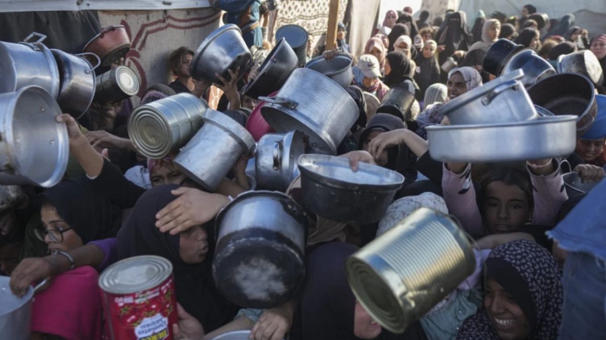غزة تواجه خطر المجاعة بسبب الحصار: الآلاف يعودون من المطابخ الخيرية بأوعية فارغة آلاف الأشخاص تدفقوا يوم الجمعة إلى ما تبقى من المطابخ الخيرية في غزة بحثًا عن وجبة ساخنة، لكن كثيرين عادوا إلى منازلهم خاليي الوفاض مع تضاؤل الإمدادات الغذائية بسبب الحصار الكامل الذي تفرضه إسرائيل على دخول المساعدات الحيوية إلى القطاع.اقرأ المقال كاملا