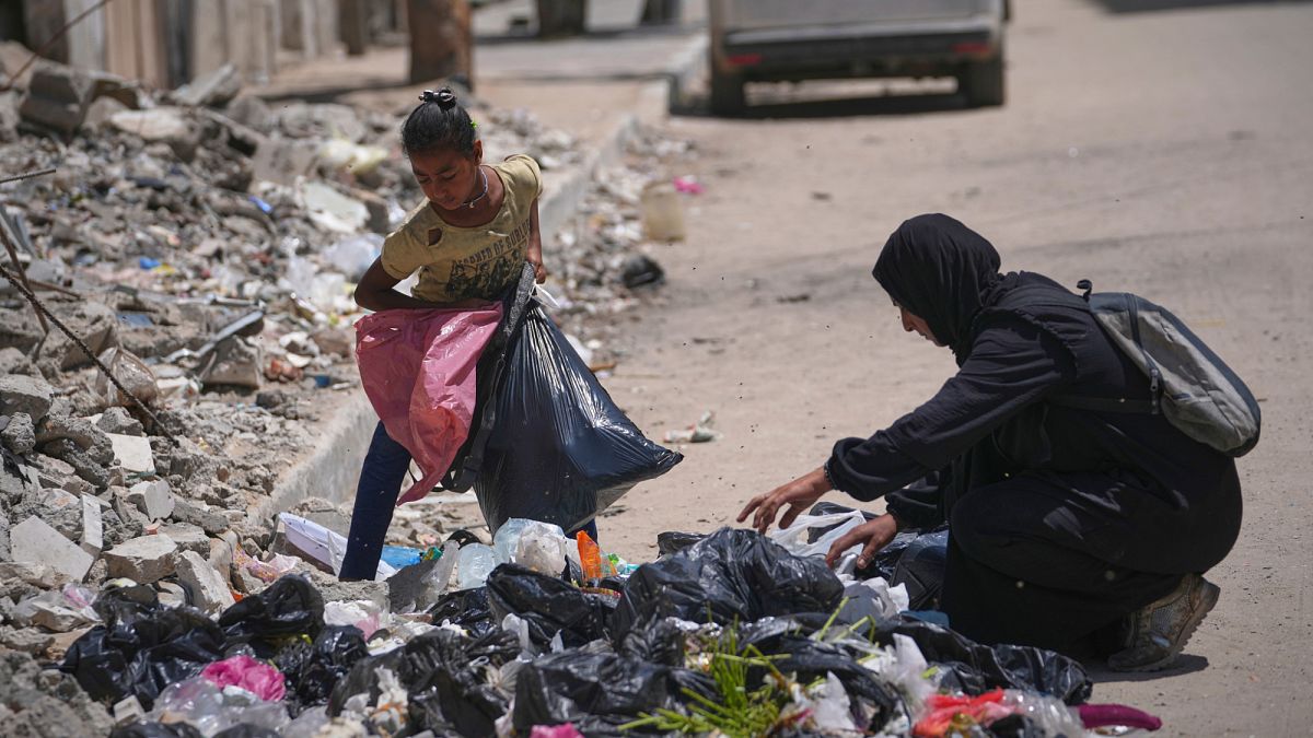 تحت وطأة المجاعة في غزة.. أم تبحث في أكوام القمامة لإطعام أطفالها تجلس أم وابنتها بين الأنقاض المتهالكة وأسراب الذباب، وتبحثان بين أكوام القمامة عن بقايا الطعام لإطعام أسرتهما التي تتضور جوعاً.اقرأ المقال كاملا