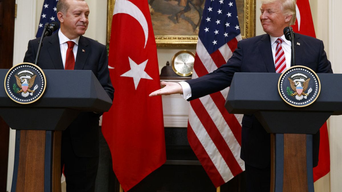 ترامب يجري اتصالا هاتفيا مع أردوغان ويصف المحادثة بالمثمرةبحث الرئيسان الأمريكي دونالد ترامب والتركي رجب طيب أردوغان خلال اتصال هاتفي عدداً من القضايا الدولية، بما في ذلك سوريا وأوكرانيا وغزة.اقرأ المقال كاملا