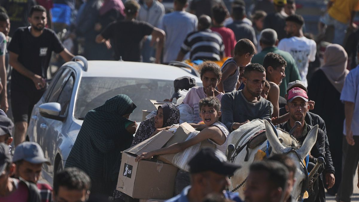 برنامج الأغذية العالمي: حشد من الجوعى يقتحم مستودع مساعدات في غزةبرنامج الأغذية العالمي يحذر من تفاقم الجوع في غزة بعد إقتحام مستودع ومقتل مدنيين، وسط تحذيرات أممية من كارثة إنسانية.اقرأ المقال كاملا