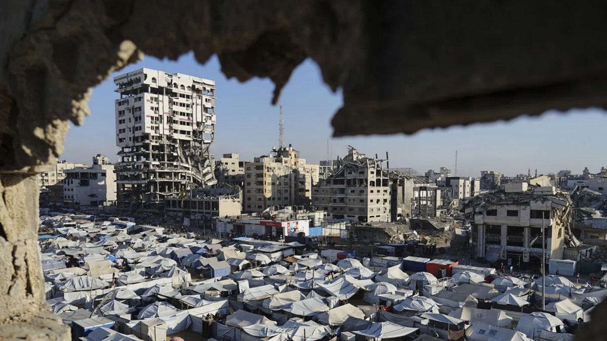 ردود فعل دولية غاضبة على استمرار الحصار الإسرائيلي على غزةأعلنت وزارة الخارجية الإسرائيلية الإثنين السماح بمرور شاحنات محمّلة بطعام للأطفال الرضع إلى قطاع غزة، بعد إعلان رئيس الوزراء بنيامين نتنياهو عن نية إدخال "كمية أساسية" من المساعدات.اقرأ المقال كاملا